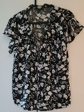 Women’s Black & White Floral Short Sleeve Blouse